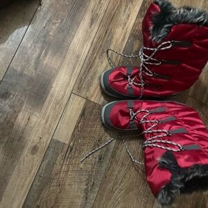 Women's Red Quilted Winter Boots with Faux Fur Trim